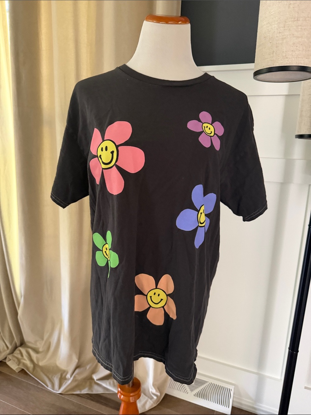 Black Short Sleeve Graphic Daisy Smile Tee 💋